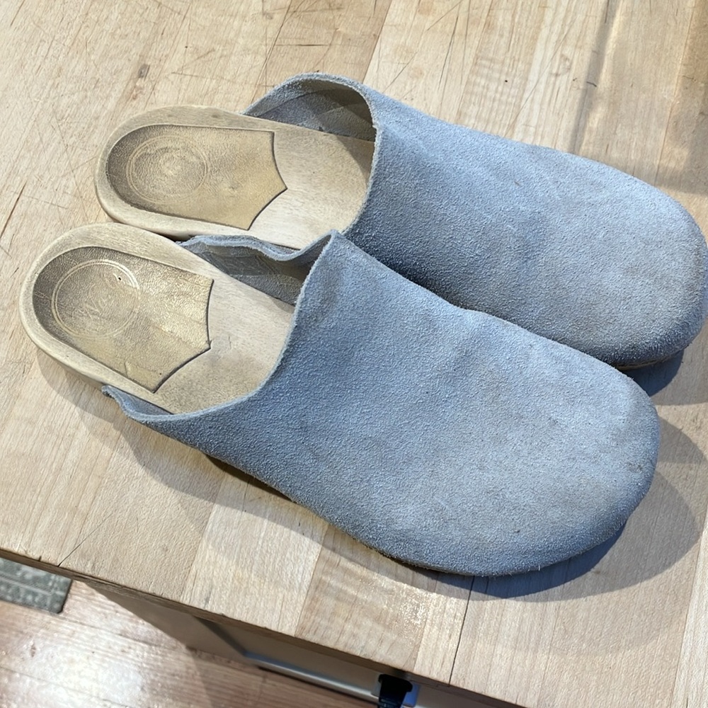 No 6 Contour Clog on Flat Base in Chalk Suede - Picture 4 of 4